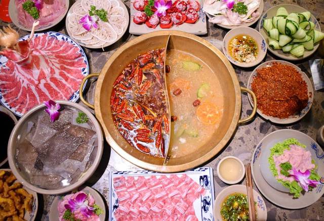 成都排队1000桌的火锅神话,来青岛也排成了"人肉景点"