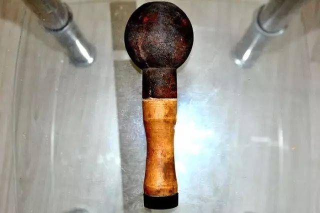 抽屉里整齐码放着131发军用手枪子弹,22发军用步枪子弹,1枚手榴弹