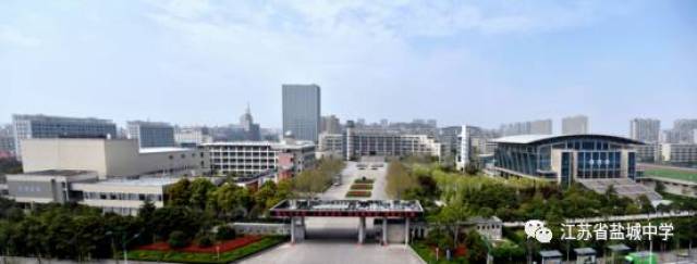盐城中学2004年落成的鹿鸣路校区,展现出完全现代化的气息,一组组