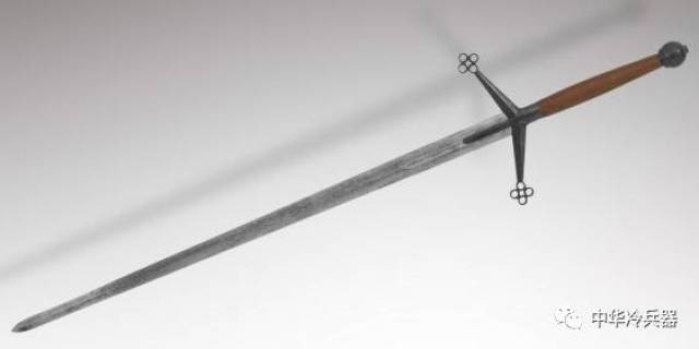 四环大剑是苏格兰人的代表性武器,而 长弓则是英格兰人最具代表性的