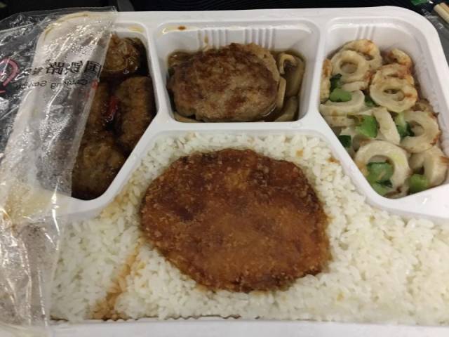 高铁最便宜盒饭56元四个菜有鱼有肉热呼呼味道不错