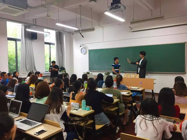 这位南大公共关系课的老师,其实是一名超凡魔术师!