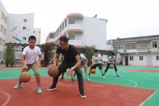 【平凡教师的一天】记白泉中心小学毛建波老师