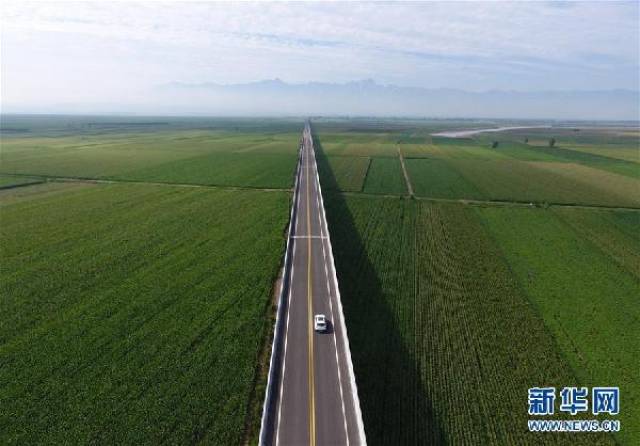 陕西沿黄公路渭河特大桥与远处的华山相映成景(8月8日摄).