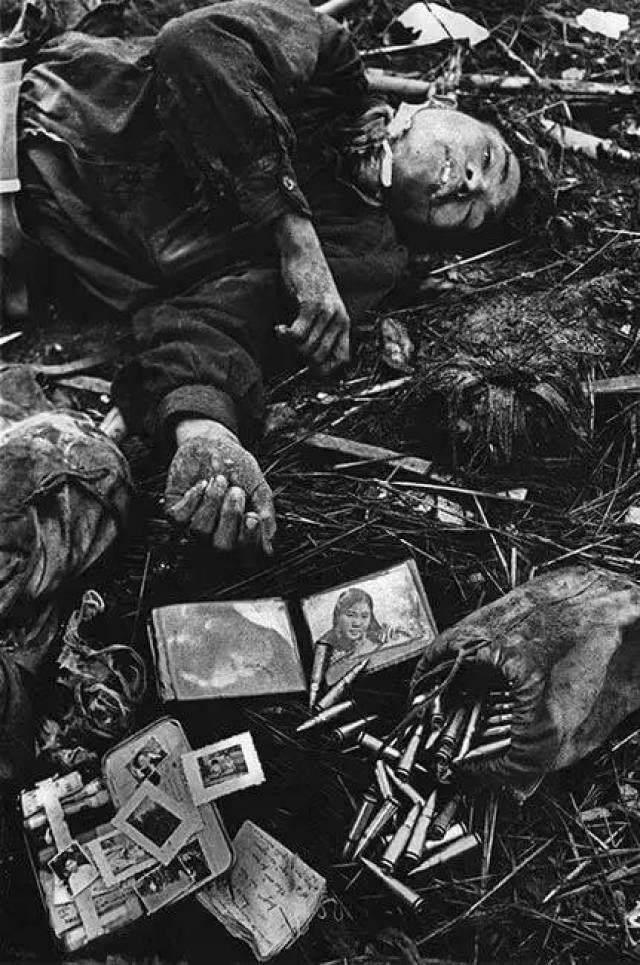一位阵亡的越南士兵躺在一张他妻子的照片旁边