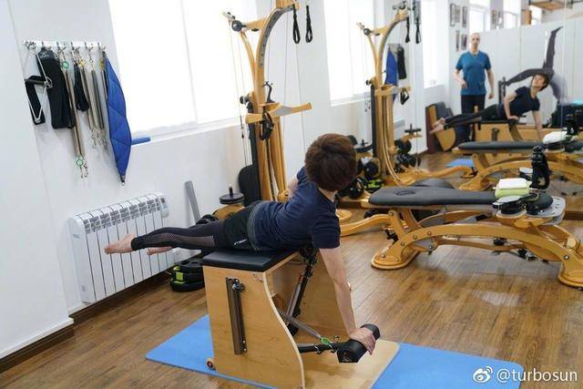 孙俪晒健身照,保持青春有良方,网友以为在练习磕头!