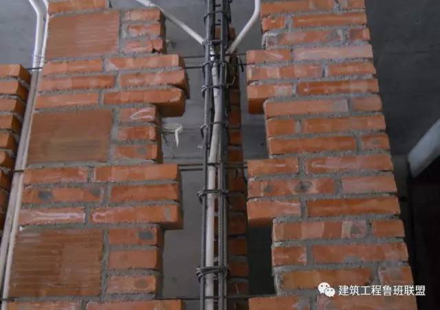 马牙槎端部页岩实心砖应先退后进.