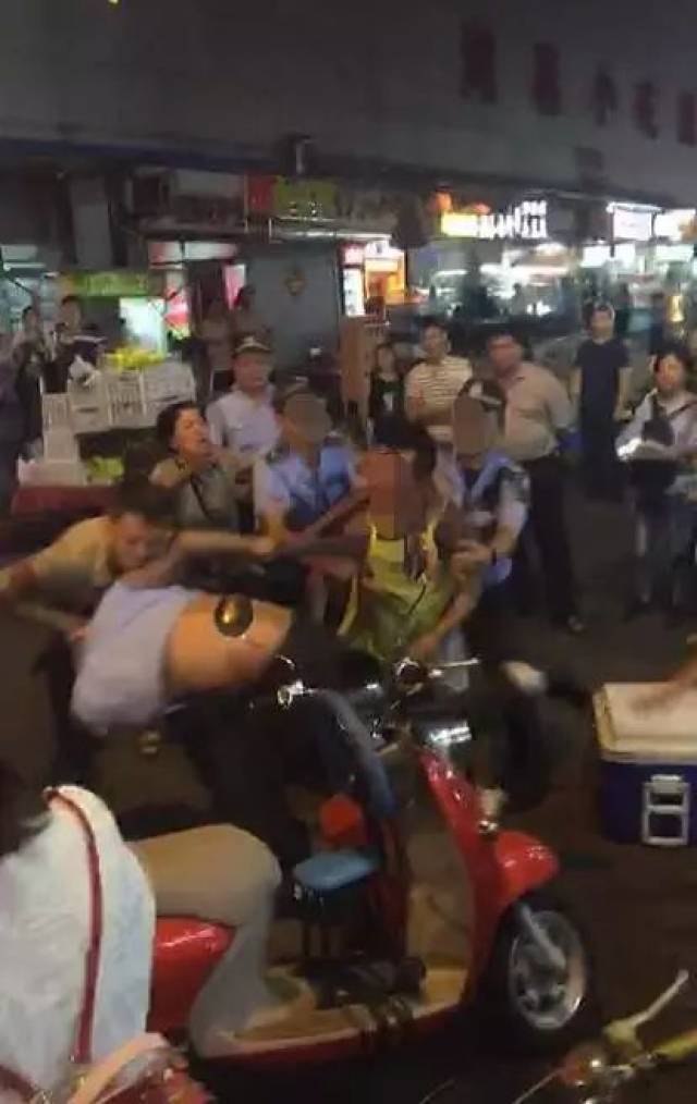 如皋小吃一条街城管摊贩起纠纷 警方介入调查