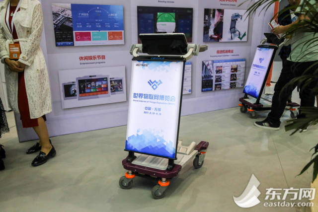采用了物联网技术的智能机场行李车,看起来就像一辆普通的行李车.