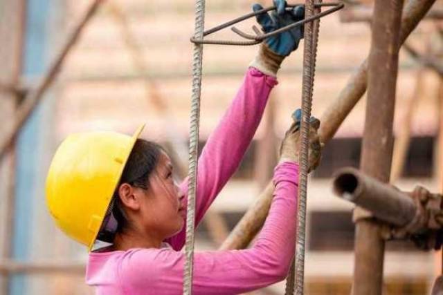 90后美女,她为了什么选择去建筑工地上班?