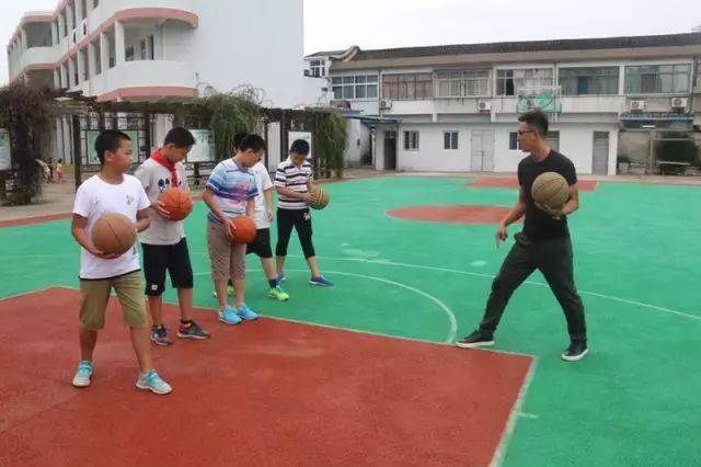 【平凡教师的一天】记白泉中心小学毛建波老师