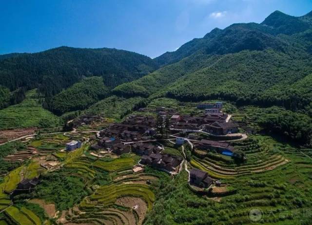 古诗有云绿树村边合,青山郭外斜。。抬头远望,碧空如洗,层峦叠嶂,连绵起伏,田地村群山环绕,黑瓦夯土墙的屋舍错落点缀其间,正是一幅生机盎然的田园油画。 沿着山地蜿蜒盘旋的山道,斗折蛇行,在扑面而来的绿意中明明灭灭,若隐若现。浅绿、深绿、墨绿像画家精心调配的颜料,层次分明,浓淡相宜,涂抹在天地间的画卷上,清新别致,意境悠然。仿佛转眼就能看见开轩面场圃,把酒话桑麻的景象。 山中草木葱荣,蓊蓊郁郁,微风习习,吹起了碧绿的波浪,空气中弥漫着泥土的味道和青草的香气,像是空山新雨后的气息,令人神清气爽。 离