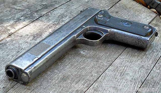 勃朗宁设计的第一款半自动手枪柯尔特m1900手枪