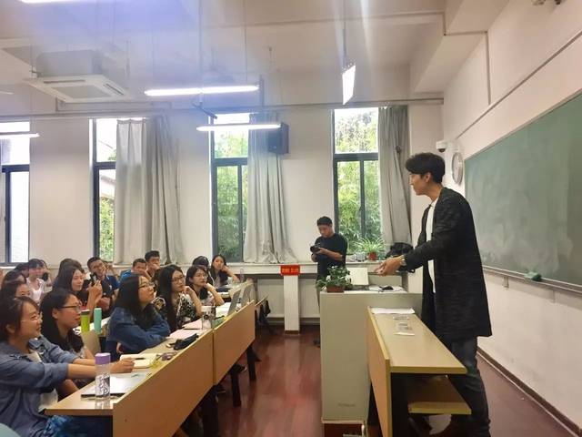 这位南大公共关系课的老师,其实是一名超凡魔术师!