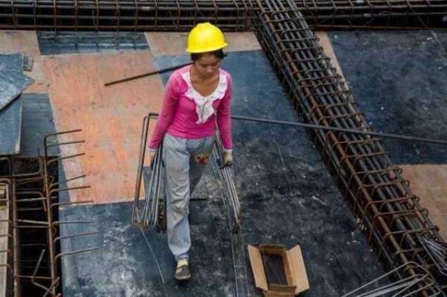 90后美女,她为了什么选择去建筑工地上班?