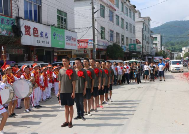 南丹县罗富镇举行新兵入伍欢送仪式