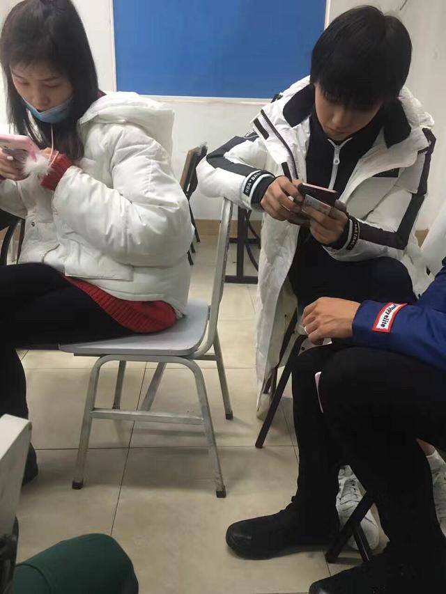 王俊凯私生饭又被举报,宝宝们还是光明正大的考到学校