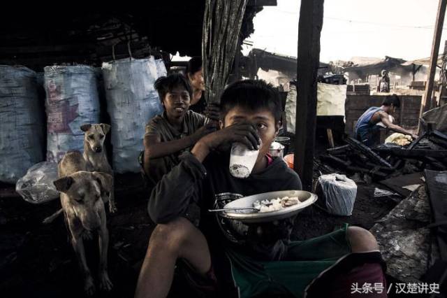 实拍菲律宾垃圾山里的孩子们,从小靠捡垃圾为生