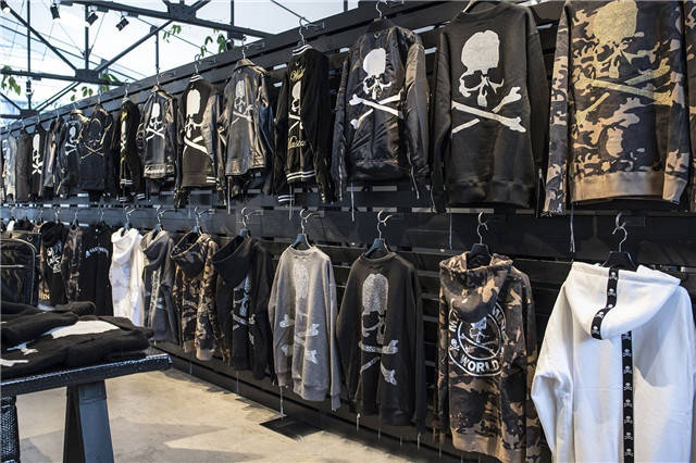 近期mastermind japan & mastermind world主副线一同在东京游击店内