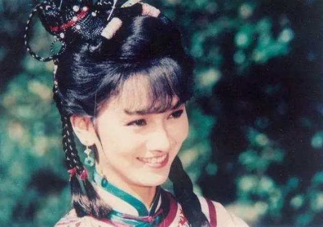 未婚先孕、卖情趣用品、夜店卖酒,那些年的港穿女郎耍当街情趣内衣枪图片