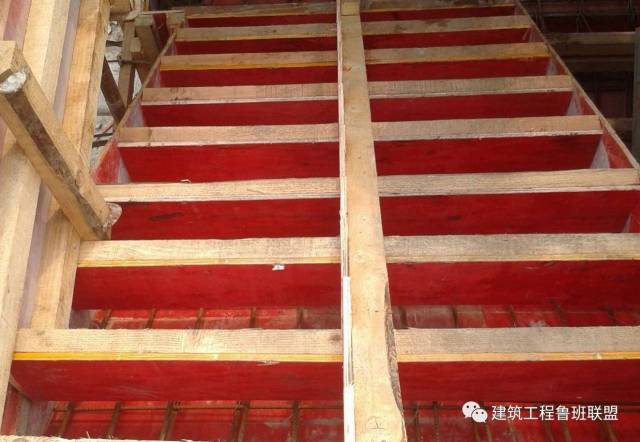 4)楼梯踏步模板采用木制定型模板