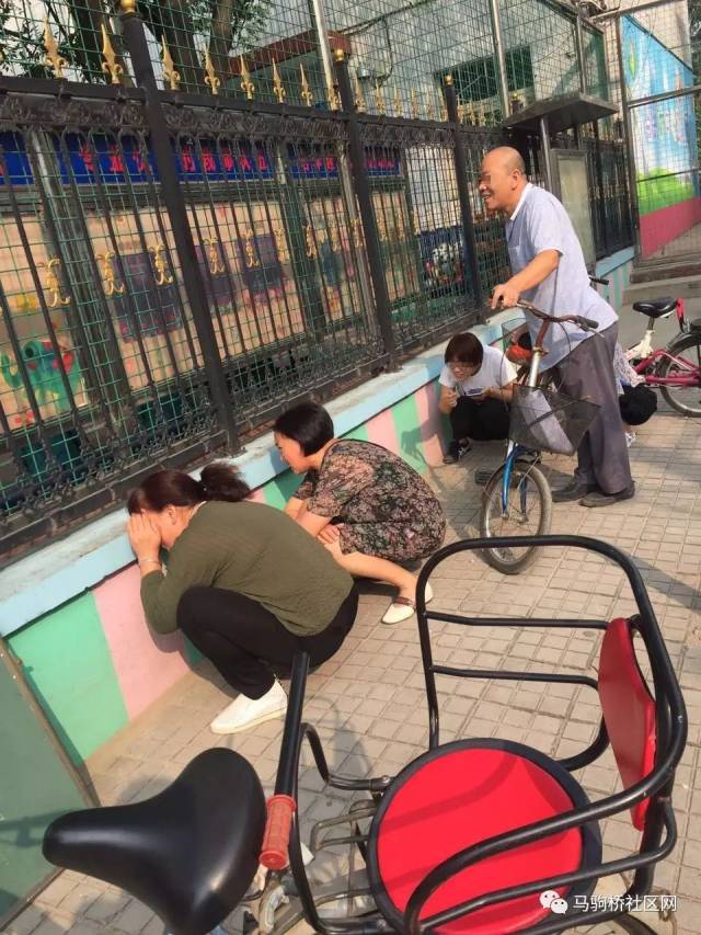 开学季,幼儿园门口家长的各种姿态火了,马驹桥也不例外