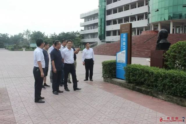 继贺定康奖教助学金之后,威远中学校又设立了"迈科奖教金",我们坚信