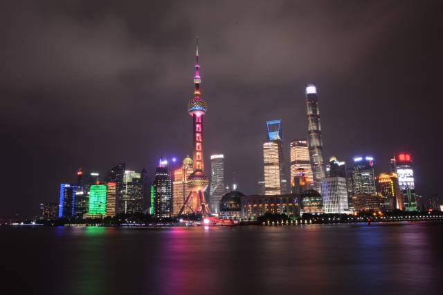 于是昨天就抽出下午半天时间带上了我的单反来一个说走就走的上海夜景