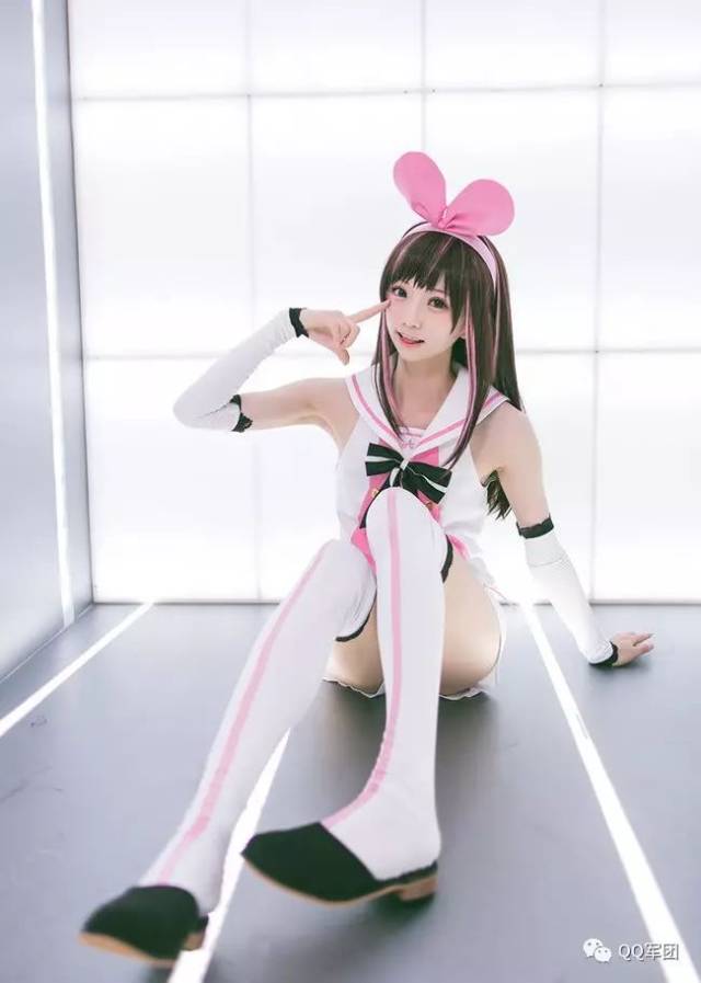 人工智能绊爱超还原cos 元气满满的长腿少女你喜欢吗?