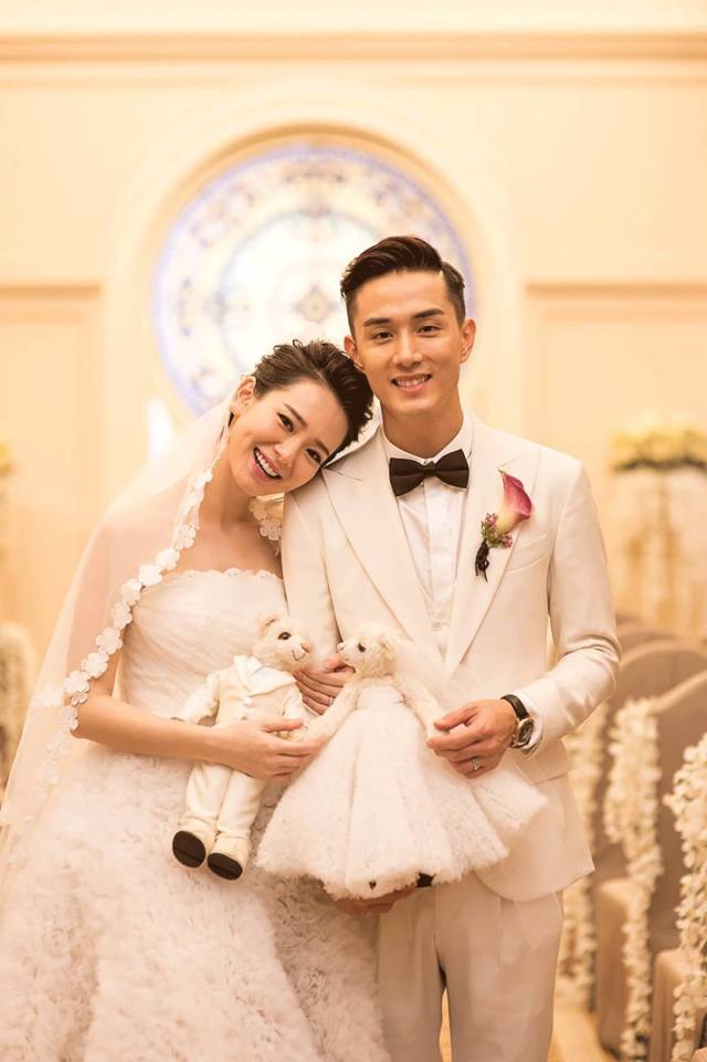 身着allen xie白色礼服拍摄婚纱照的陈晓陈妍希夫妇