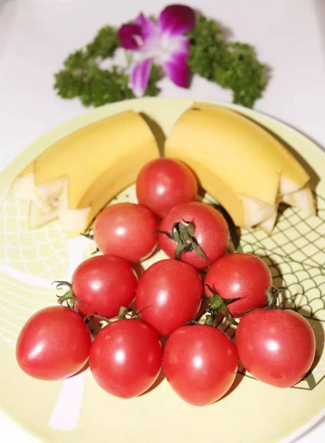 香蕉 圣女果 午餐