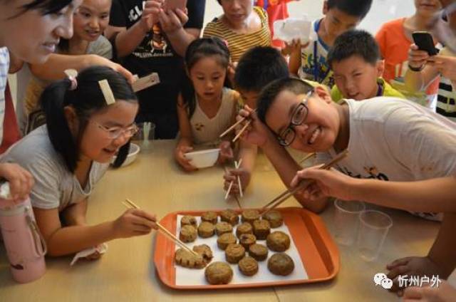让孩子们在实践中体验中秋传统民俗文化,喜迎中秋佳节
