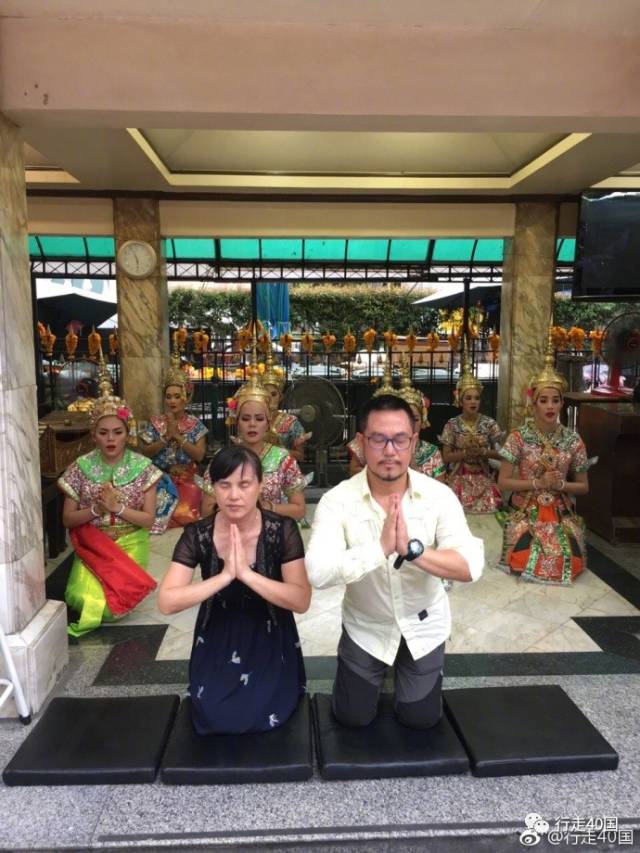 泰国人和港台明星都会定时拜四面佛,据说非常灵验.