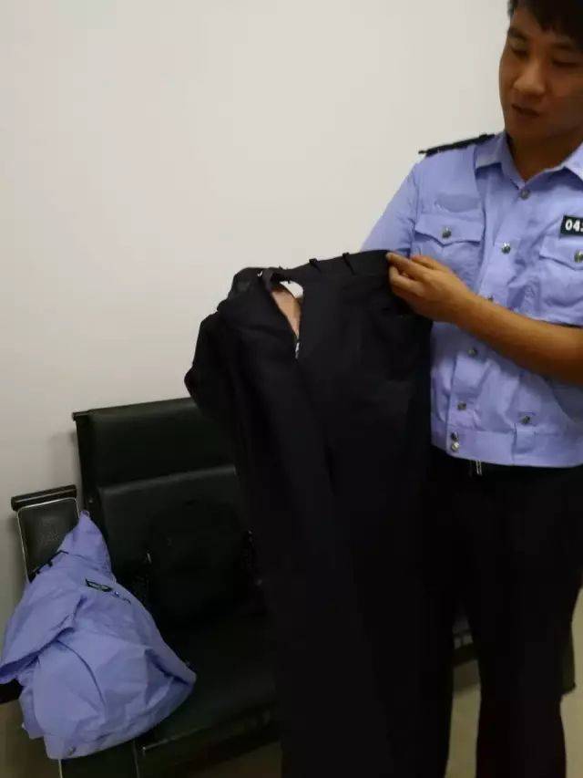 (推搡过程中,民警衣服扣子被扯掉,裤子也被撕破)