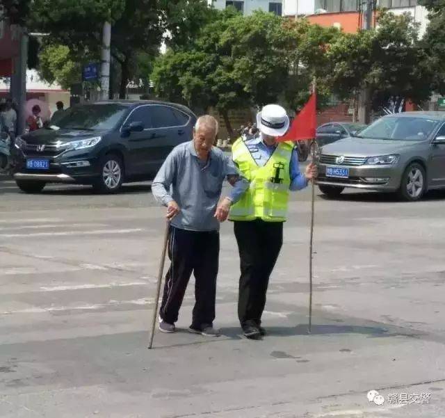 ▼扶老爷爷,老奶奶过马路