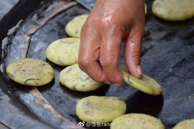 清明粑,一种掺了清明草包了苏麻引子馅的浅绿色糯米粑粑,平底铁锅油煎