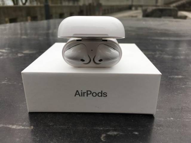 苹果第二代 airpods 耳机支持无线充电!
