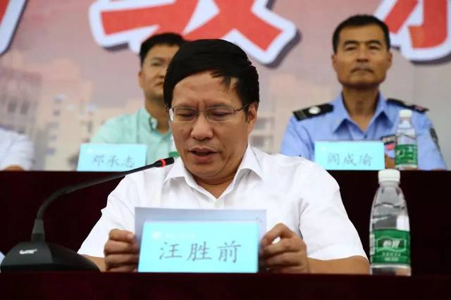副校长汪胜前宣读新生助学金获奖名单