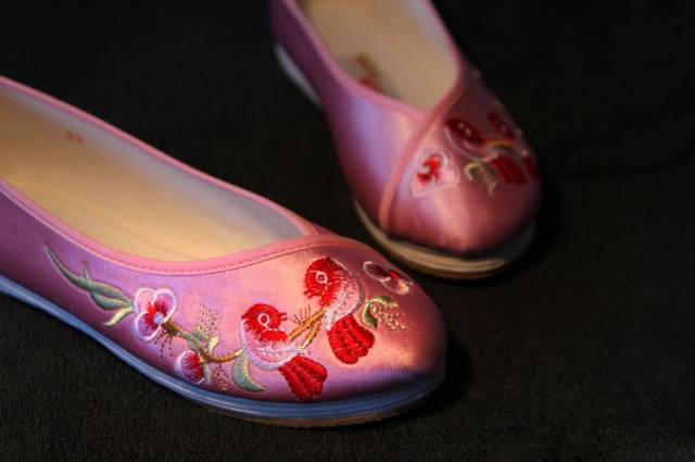 中式婚礼上的绣花鞋,为什么新娘们都很中意它?