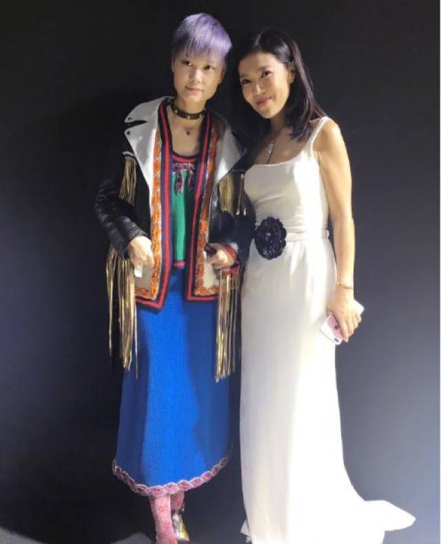 和李宇春的合影,李宇春紫色头发,走异域风格.