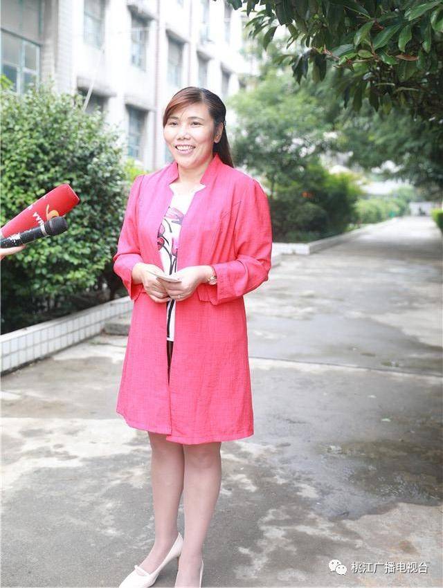 胡迎春所带的班级连续三届全部上一,二本,实现"零落榜"!