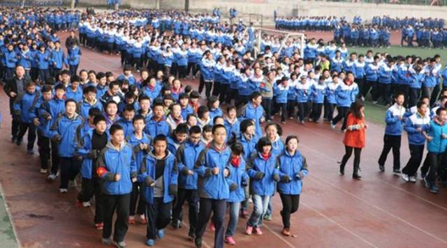 作为陕师大的附属中学, 校服也透露出浓浓的教师般稳重端庄, 很正的