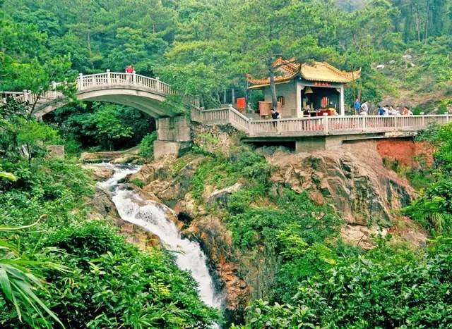 芙蓉山顶东方寺上,赏芙蓉嶂夜景,月悬夜空,更显浪漫.