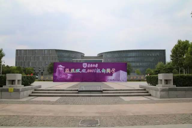 笑cry!学校把新生证件照做成照片墙,新生:我不