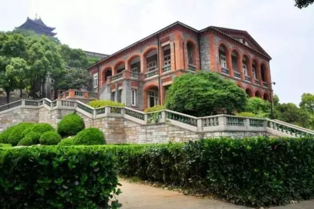 镇江的沧桑似乎和南京老城一样,从京畿路到伯先路,临街有浸礼会教堂