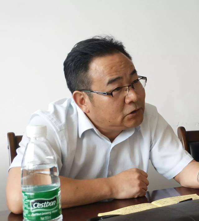 何太平局长来校推门听课,勉励实小勇立教改前头