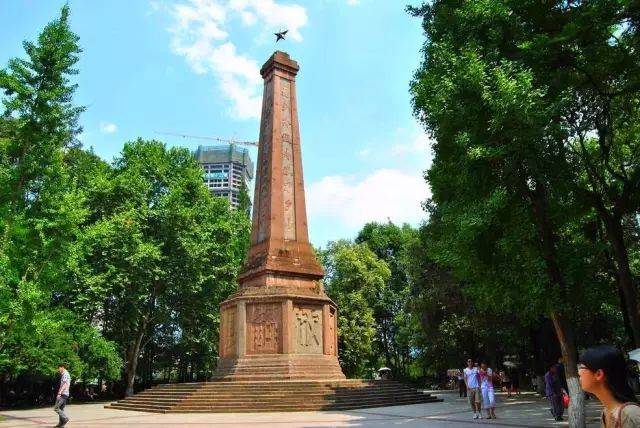 绵阳人民公园里的解放纪念碑,是1952年修建的,1997年,该塔被绵阳市列