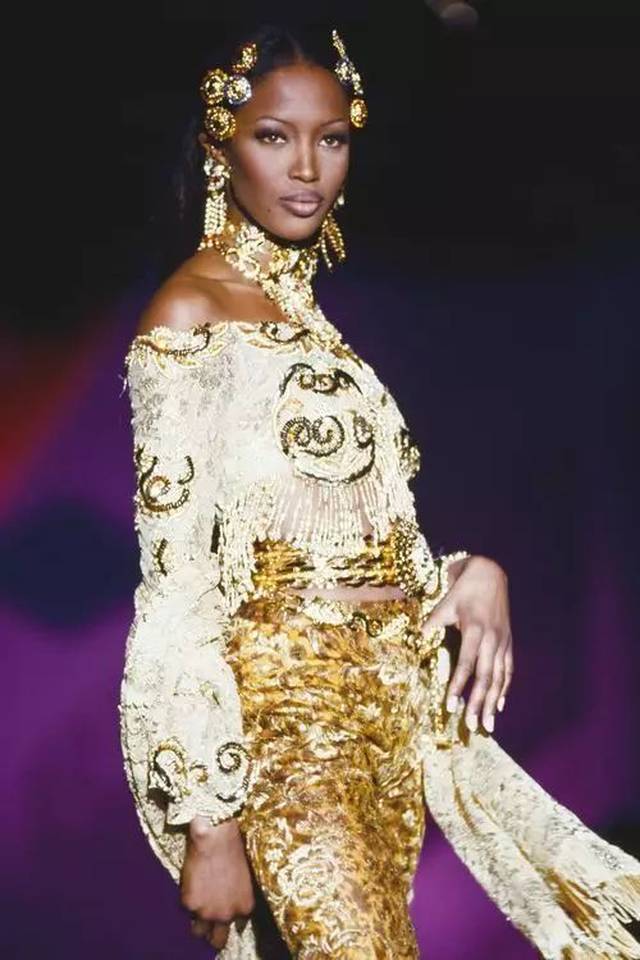 (图源:versace) 这位被著名设计师范思哲视为灵感缪斯女神的超模,从
