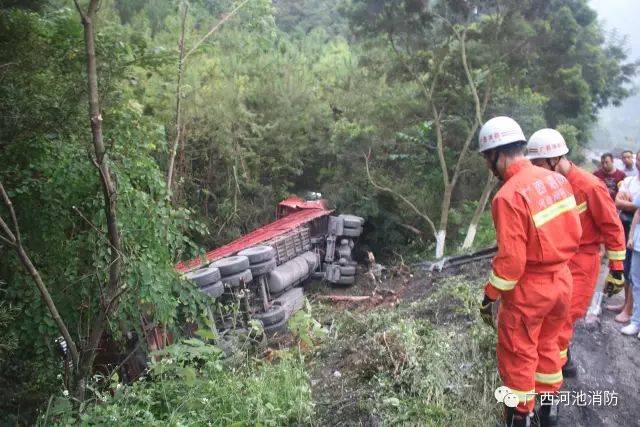 南丹车河路段发生一起车祸,造成1人受伤,1人死亡