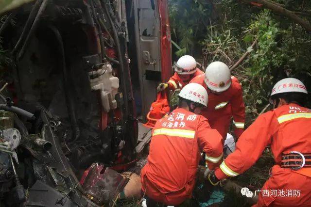 南丹车河路段发生一起车祸,造成1人受伤,1人死亡